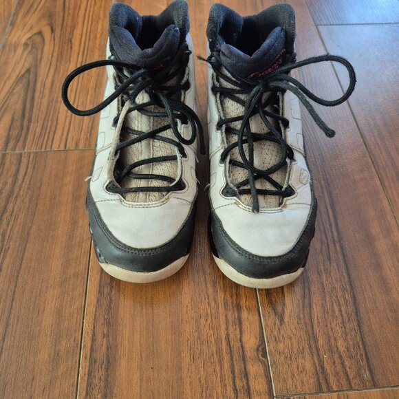 Youth Size 2 Air Jordans - Picture 3 of 6